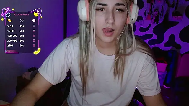 Snapshot of hi_elora chatting on April 1, 2026, 12:33 am hi elora online show from April 1, 2026, 12:33 am