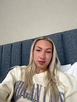 LuisaBecker online show from December 25, 2024, 6:20 am