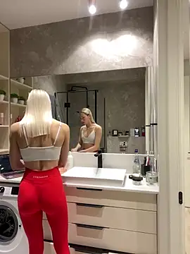 LuisaBecker online show from December 31, 2024, 2:25 pm