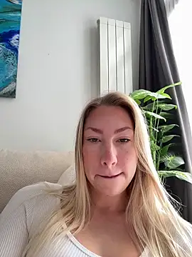 LuisaBecker online show from December 22, 2025, 8:22 am