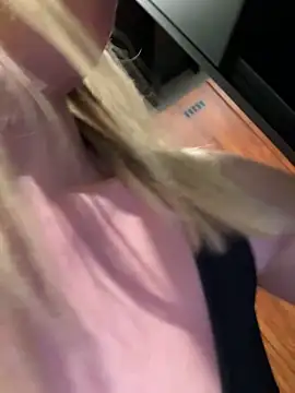 LuisaBecker online show from April 16, 2026, 4:57 am