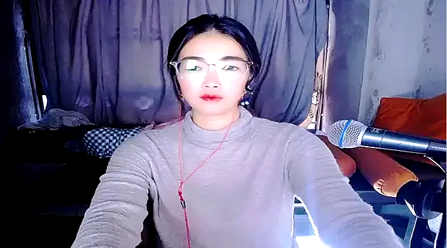 Snapshot of Floor_oo chatting on February 13, 2025, 10:23 am Floor oo online show from February 13, 2025, 10:23 am