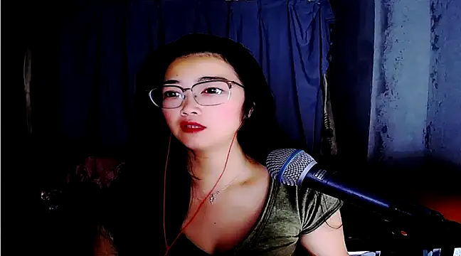 Snapshot of Floor_oo chatting on February 19, 2025, 3:05 pm Floor oo online show from February 19, 2025, 3:05 pm