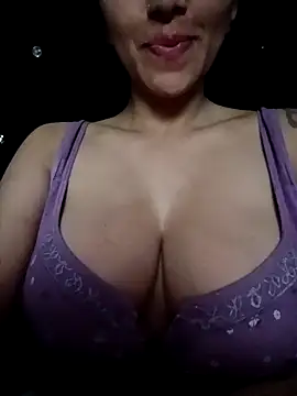 Snapshot of tiffani__love chatting on February 21, 2026, 9:32 am tiffani love online show from February 21, 2026, 9:32 am