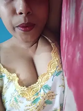 Snapshot of sexyindi_couple chatting on June 1, 2026, 7:43 am sexyindi couple online show from June 1, 2026, 7:43 am