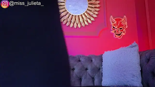 Julieta Russell online show from June 19, 2026, 12:20 pm