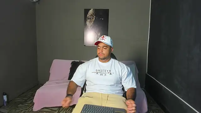 Big furry bear13 online show from February 4, 2026, 6:52 am