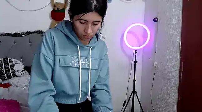 Snapshot of Yeimy_sweetf chatting on December 5, 2024, 2:42 am Yeimy sweetf online show from December 5, 2024, 2:42 am