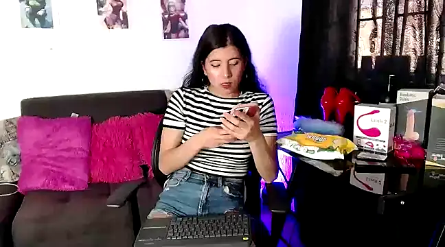 Snapshot of Yeimy_sweetf chatting on February 2, 2025, 8:08 pm Yeimy sweetf online show from February 2, 2025, 8:08 pm