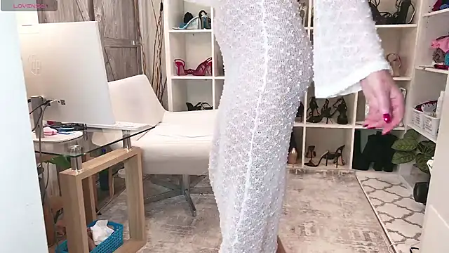 BaditaLuna online show from February 20, 2025, 4:57 pm