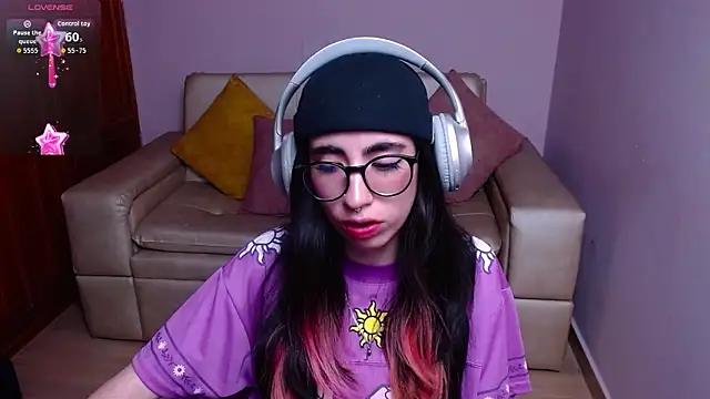 Snapshot of LenaRoses chatting on April 6, 2026, 9:05 pm LenaRoses online show from April 6, 2026, 9:05 pm