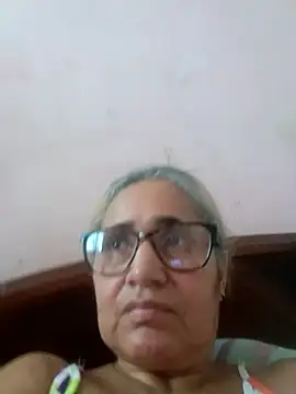 Snapshot of _candi chatting on November 6, 2025, 3:24 pm candi online show from November 6, 2025, 3:24 pm