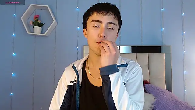 santi-fabulous online show from December 3, 2024, 9:23 pm