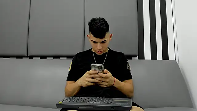 andrew rose  online show from December 24, 2024, 3:49 am