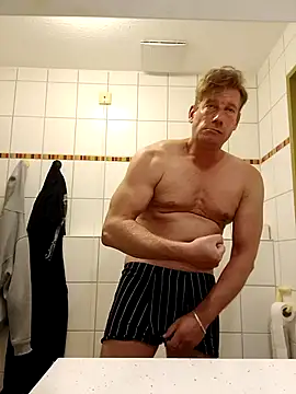 MArciQuarky online show from September 11, 2025, 5:13 pm