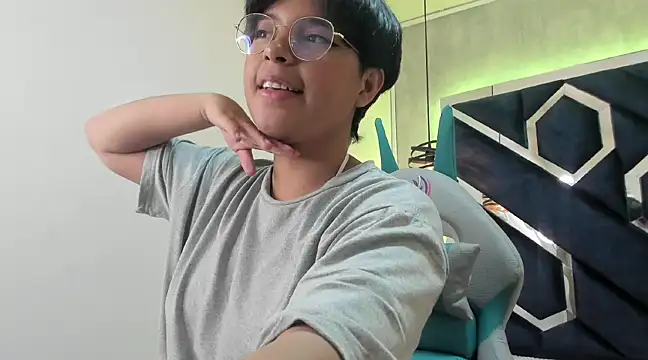 Emmapark  online show from February 4, 2025, 6:38 pm