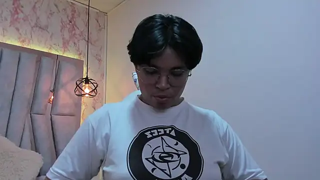 Emmapark  online show from March 4, 2025, 7:01 pm