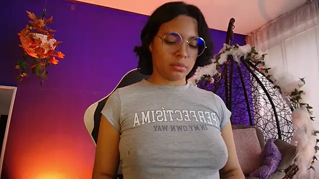 Emmapark  online show from April 11, 2026, 7:40 pm