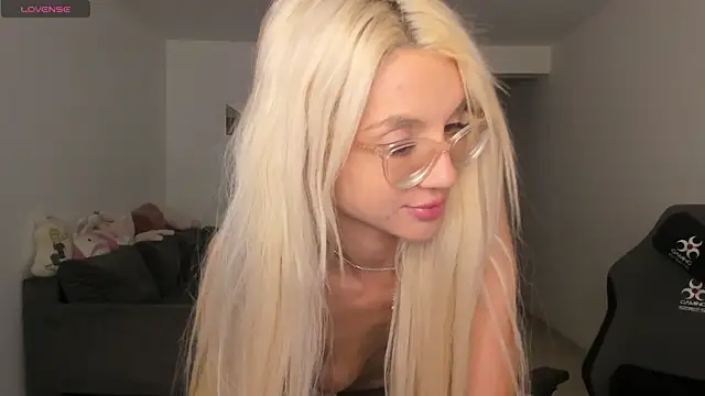 Snapshot of LovelyBianca chatting on April 28, 2026, 2:27 am LovelyBianca online show from April 28, 2026, 2:27 am
