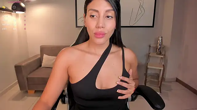 CharlotteCox  online show from January 7, 2025, 11:16 am