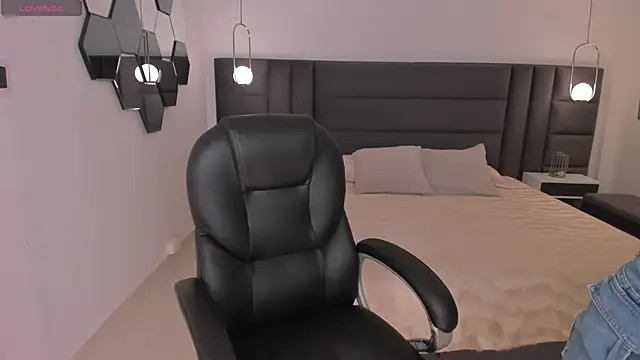 Snapshot of AlyssaDean chatting on November 12, 2025, 11:54 am AlyssaDean online show from November 12, 2025, 11:54 am