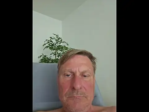 Snapshot of johnnym1 chatting on May 13, 2026, 11:40 am johnnym1 online show from May 13, 2026, 11:40 am