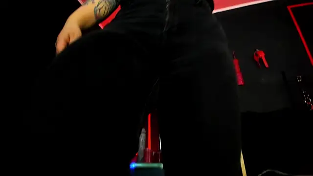 Snapshot of CharlotteScotte chatting on November 12, 2025, 12:05 pm CharlotteScotte online show from November 12, 2025, 12:05 pm