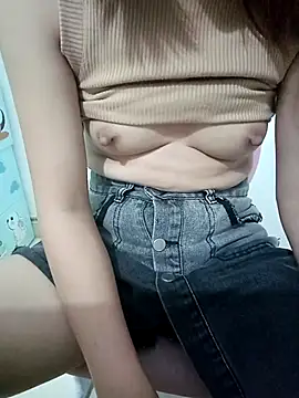 SweetGirl2k2 online show from September 10, 2025, 9:37 pm