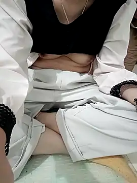 SweetGirl2k2 online show from October 26, 2025, 9:37 am