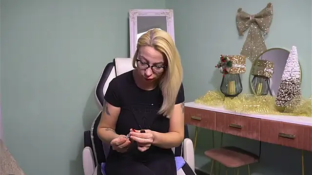 CelineConner online show from December 17, 2024, 5:07 am