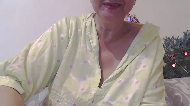 Andra Love online show from December 31, 2024, 9:06 pm