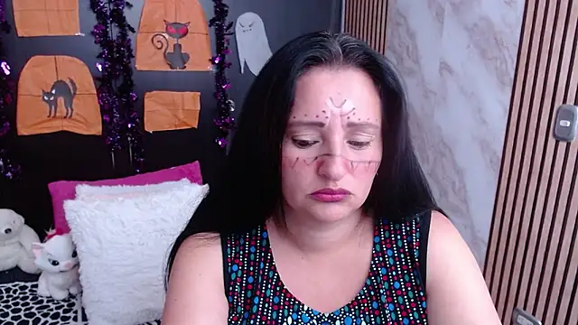 CristialJones  online show from November 1, 2025, 2:41 pm