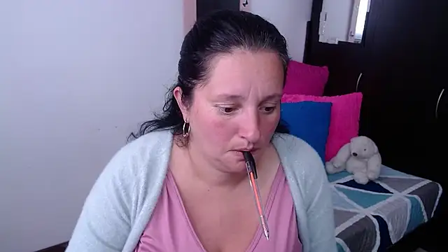 CristialJones  online show from November 12, 2025, 2:06 pm