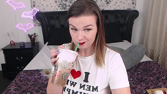 Snapshot of DaisieMaeXO chatting on December 18, 2025, 11:00 pm DaisieMaeXO online show from December 18, 2025, 11:00 pm