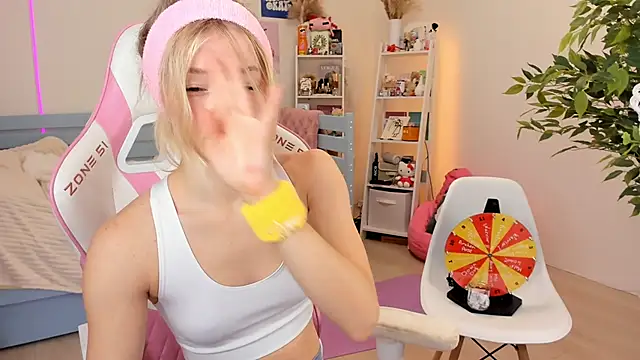 Lily Young online show from October 29, 2025, 6:15 am