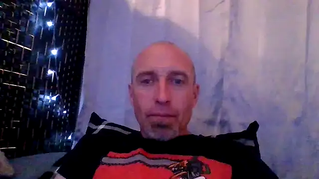 Snapshot of El_Gizmo chatting on May 9, 2026, 4:39 am El Gizmo online show from May 9, 2026, 4:39 am