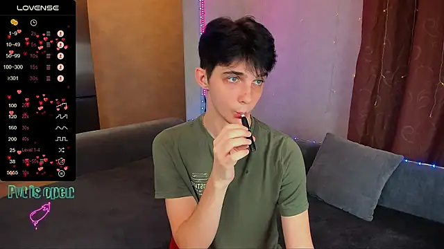 Snapshot of Aaron_Boom chatting on November 30, 2025, 10:14 pm Aaron Boom online show from November 30, 2025, 10:14 pm