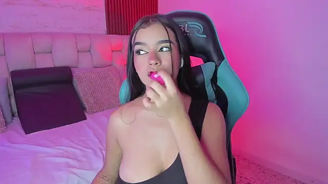 SophiaWylde online show from October 7, 2025, 5:26 am