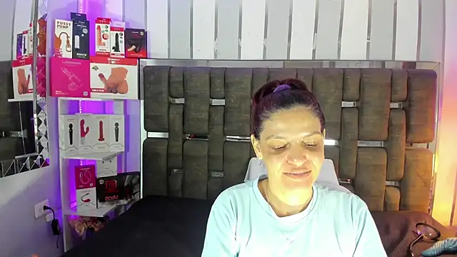 Snapshot of KatteMoss chatting on June 4, 2026, 8:37 pm KatteMoss online show from June 4, 2026, 8:37 pm