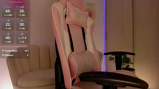 Snapshot of LittleSofia_ chatting on December 7, 2024, 5:48 am LittleSofia online show from December 7, 2024, 5:48 am