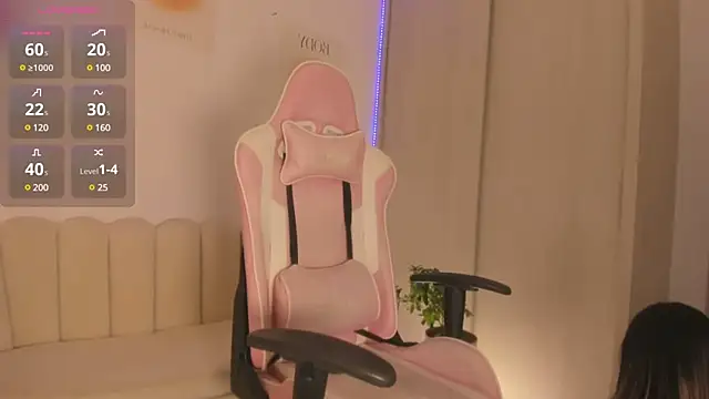 Snapshot of LittleSofia_ chatting on December 10, 2024, 12:06 am LittleSofia online show from December 10, 2024, 12:06 am