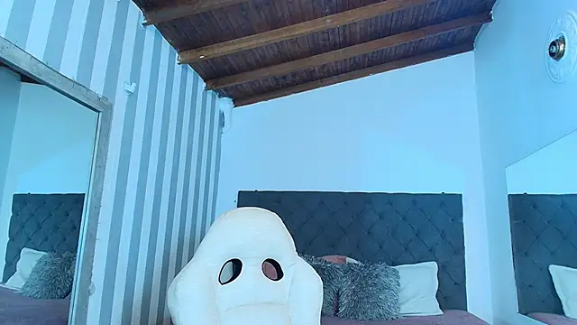 rebeca cortez  online show from January 7, 2025, 3:46 am