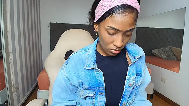 rebeca cortez  online show from January 28, 2025, 3:36 am