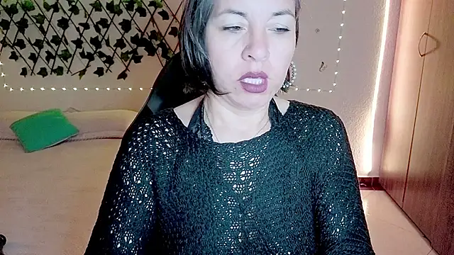 Lady breaks hearts online show from December 18, 2025, 11:05 am