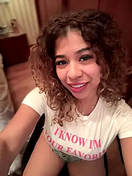 Snapshot of LEONCITA_ chatting on December 16, 2025, 5:18 pm LEONCITA online show from December 16, 2025, 5:18 pm