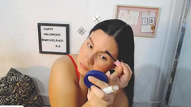 Mia  reys online show from November 14, 2025, 12:37 pm