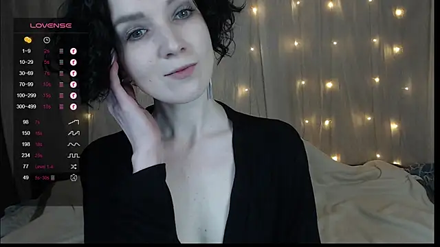 TinaWince online show from December 23, 2024, 4:33 am