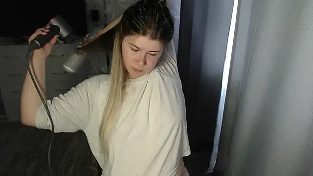 Snapshot of MelissaXKinky chatting on March 18, 2025, 9:42 am MelissaXKinky online show from March 18, 2025, 9:42 am