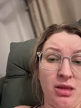 Teya moon  online show from February 8, 2025, 7:05 pm