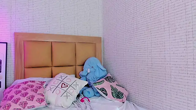 LARSONMIA online show from January 11, 2025, 5:10 am